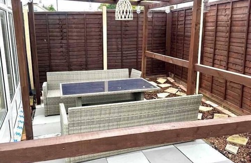 Bray on Thames House | Homely 3-Bed Bungalow, near Windsor & Slough