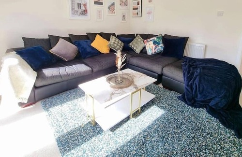 Newton Mearns House | Homely 3-Bed House with Free Parking
