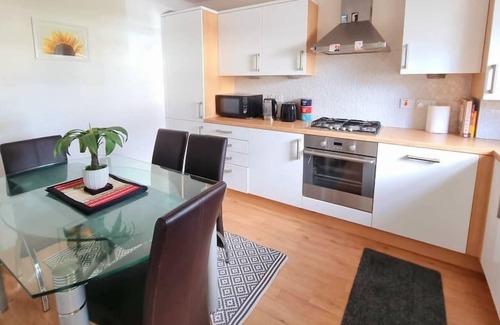 Newton Mearns House | Homely 3-Bed House with Free Parking