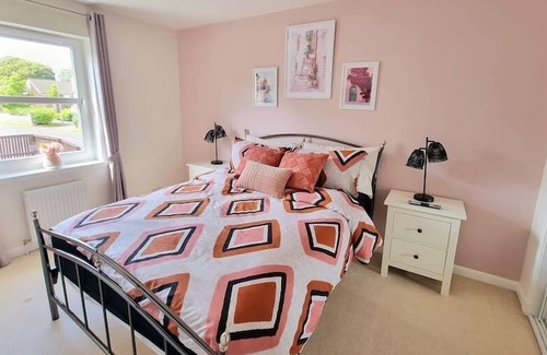 Newton Mearns House | Homely 3-Bed House with Free Parking