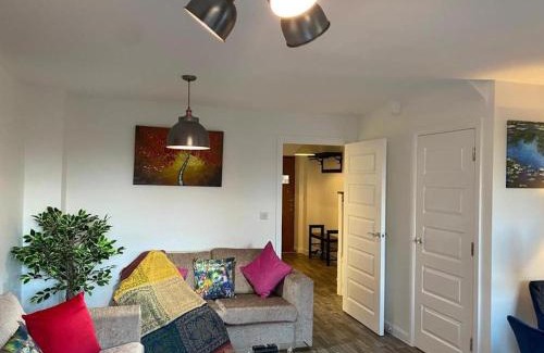 Trumpington Apartment | Homely, Cosy & Contemporary 4 BDR house with Garden & Parking 5 mins drive to Addenbrookes & Papworth hospitals & Bio Medical campus