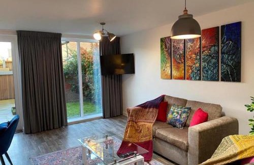 Trumpington Apartment | Homely, Cosy & Contemporary 4 BDR house with Garden & Parking 5 mins drive to Addenbrookes & Papworth hospitals & Bio Medical campus
