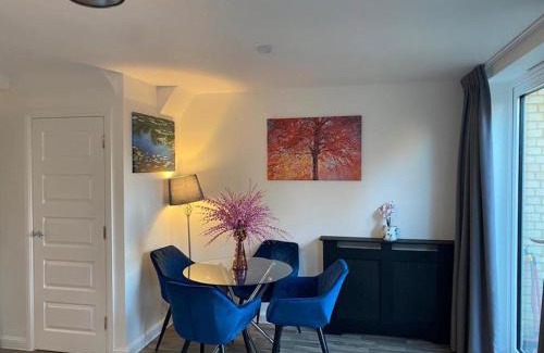 Trumpington Apartment | Homely, Cosy & Contemporary 4 BDR house with Garden & Parking 5 mins drive to Addenbrookes & Papworth hospitals & Bio Medical campus