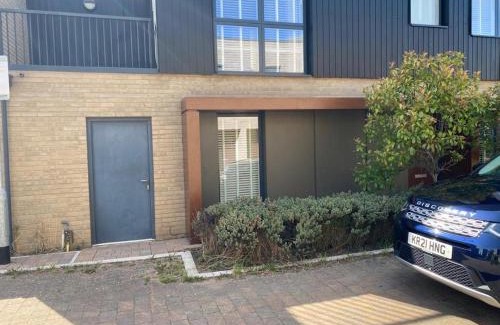 Cambridge House | Homely & Warm Trumpington House w Parking, 5 mins drive to Bio Medical Campus, Addenbrooke's & Papworth hospitals