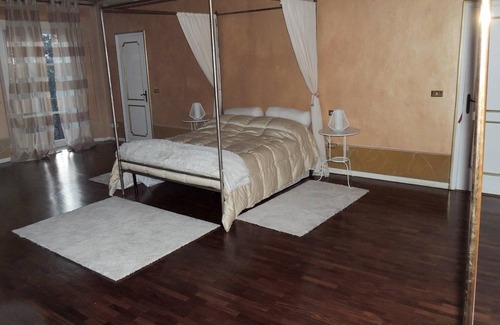 Centro Storico Nord Apartment | Homerez - Appartement for 8 ppl. with jacuzzi, terrace and balcony at Brescia