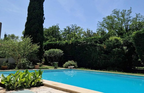 Albaron Apartment | Homerez - Bright Apartment in Arles with Shared Pool