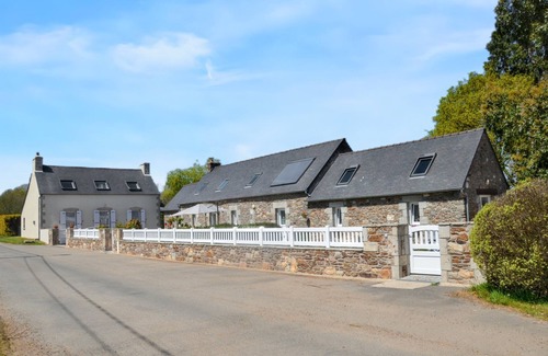 Botsorhel House | Homerez - Charming House in Botsorhel with Enclosed Garden
