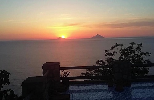 Vulcano Porto House | Homerez - Charming House in Lentia with Shared Pool