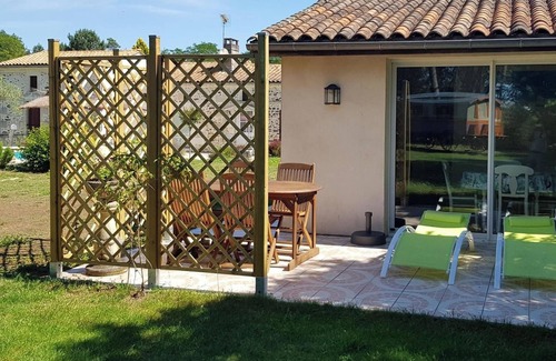 Bussac-Foret House | Homerez - Comfortable House in Bussac-Forêt - Pool