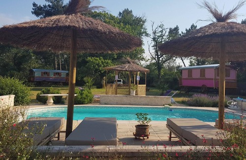 Bussac-Foret House | Homerez - Comfortable House in Bussac-Forêt - Pool