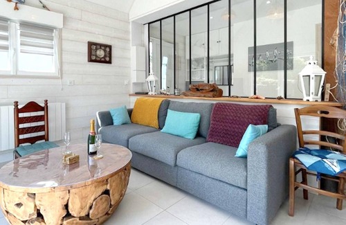 Saint-Laurent-sur-Mer House | Homerez - House for 4 ppl. with garden and terrace at Saint-Laurent-sur-Mer