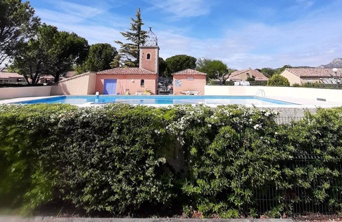 Eyguieres House | Homerez - House for 5 ppl. with shared pool, garden and terrace at Eyguières