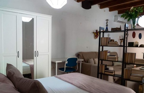 Doctor Barraquer-Grupo Renfe-Policlinico Apartment | Homerez - Nice studio for 2 ppl. at Sevilla