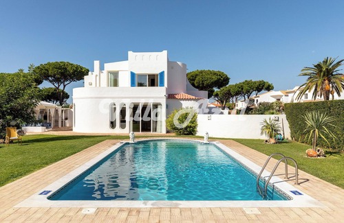 Quarteira Villa | Homerez - Villa with pool in Quarteira