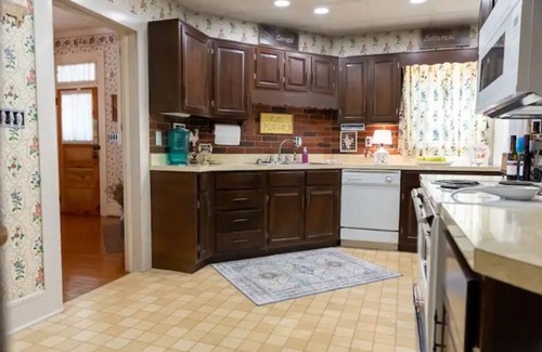 Ansted House | Homestead Estate- New Listing!