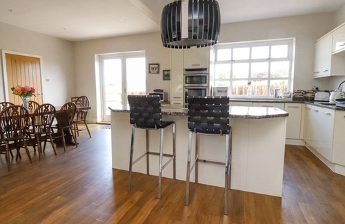 Knott End-on-Sea House | HOMEWOOD, pet friendly, with hot tub in Garstang