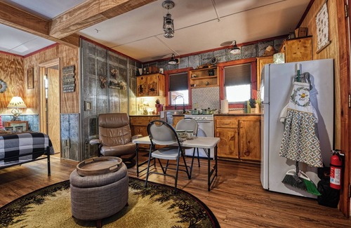 Newport Cabin | Honey Hut-OUTDOOR SHOWER-HOT TUB