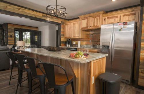 Octavia House | Honey Lodge Cabin - 2 King & 1 Queen Bed & Quiet