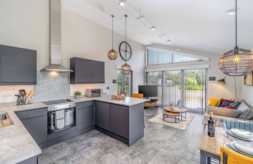 Frampton Ski Chalet | Honeybee Lakeside Lodge