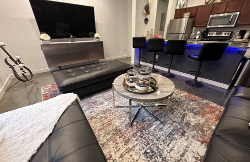 Downtown Memphis Apartment | Honeymoon, The City of Music, king s Bed, B street