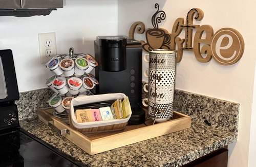 Downtown Memphis Apartment | Honeymoon, The City of Music, king s Bed, B street