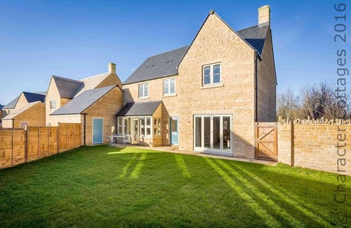 Bourton House | HONEYSTONES, family friendly, with a garden in Bourton-On-The-Water