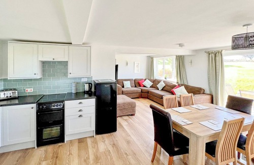 Woolfardisworthy Apartment | Honeysuckle Apartment - UK49308