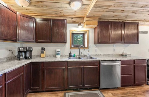 Athol Cabin | Honeysuckle Chalet Athol, Idaho