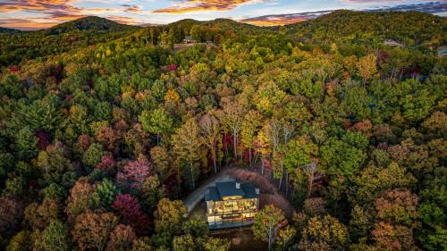 Morganton Ski Chalet | Honeysuckle Chalet - Luxe Mountain Chalet - Hot Tub, Wi-Fi, Pool Table, Party Deck, Fire Pit - 15 mins to Blue Ridge!