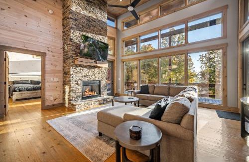 Morganton Ski Chalet | Honeysuckle Chalet - Luxe Mountain Chalet - Hot Tub, Wi-Fi, Pool Table, Party Deck, Fire Pit - 15 mins to Blue Ridge!