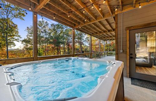 Morganton Ski Chalet | Honeysuckle Chalet - Luxe Mountain Chalet - Hot Tub, Wi-Fi, Pool Table, Party Deck, Fire Pit - 15 mins to Blue Ridge!