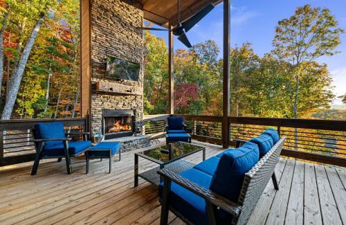 Morganton Ski Chalet | Honeysuckle Chalet - Luxe Mountain Chalet - Hot Tub, Wi-Fi, Pool Table, Party Deck, Fire Pit - 15 mins to Blue Ridge!