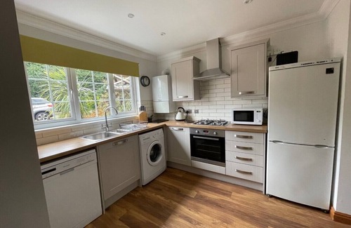 Shanklin Cottage | Honeysuckle Cottage, Child Friendly, 10 min walk to beach, less to Shops & Park.