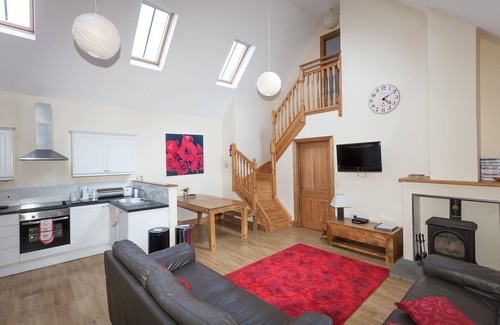 Linlithgow Apartment | Honeysuckle Cottage - sleeps 8 guests in 3 bedrooms