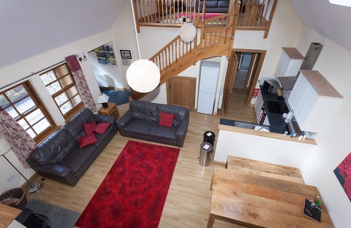Linlithgow Apartment | Honeysuckle Cottage - sleeps 8 guests in 3 bedrooms