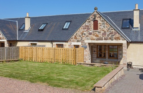 Linlithgow Apartment | Honeysuckle Cottage - sleeps 8 guests in 3 bedrooms