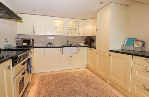 Cheshire West and Chester Cottage | HONEYSUCKLE FARMHOUSE, romantic in Tarporley
