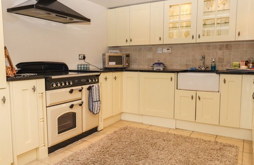 Cheshire West and Chester Cottage | HONEYSUCKLE FARMHOUSE, romantic in Tarporley