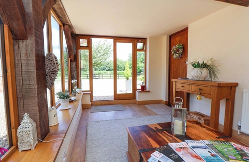 Cheshire West and Chester Cottage | HONEYSUCKLE FARMHOUSE, romantic in Tarporley