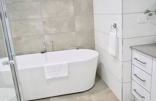 Bendigo House | Honeysuckle St Cottage. Central Location. Sleeps 8