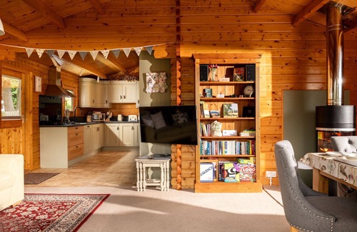 Broadwas Cottage | Hop Pickers Cabin - sleeps 4 guests in 2 bedrooms