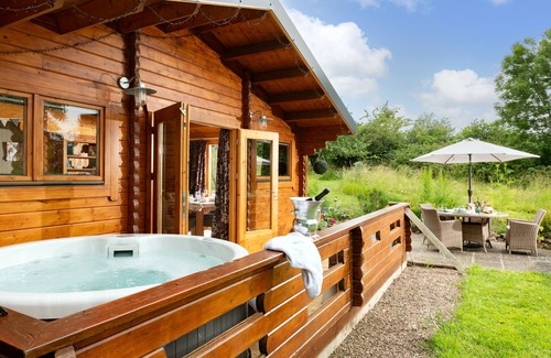 Broadwas Cottage | Hop Pickers Cabin - sleeps 4 guests in 2 bedrooms