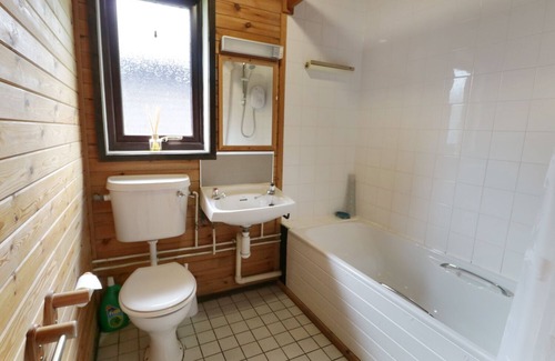 Warton Cottage | HOPE LODGE, family friendly, with pool in Lancaster