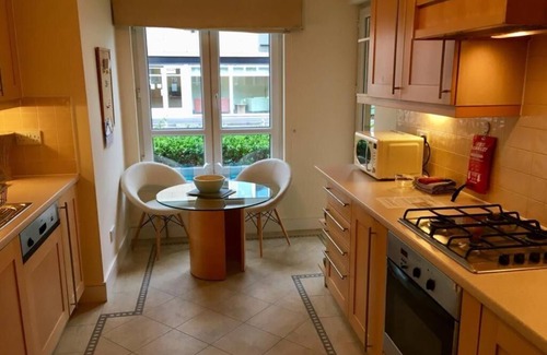 Bonnington Apartment | Hopetoun Apartment with free car parking on site