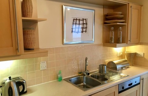 Bonnington Apartment | Hopetoun Apartment with free car parking on site