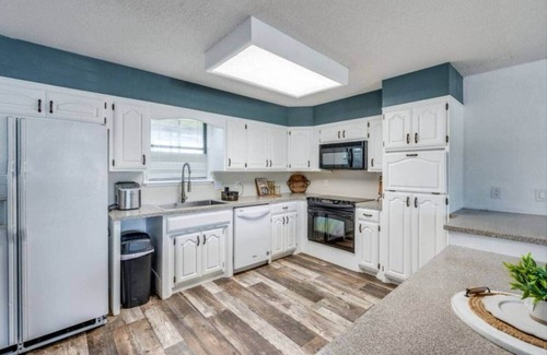 Kamay House | Horse & Pet Friendly Guesthouse Retreat w/Pool