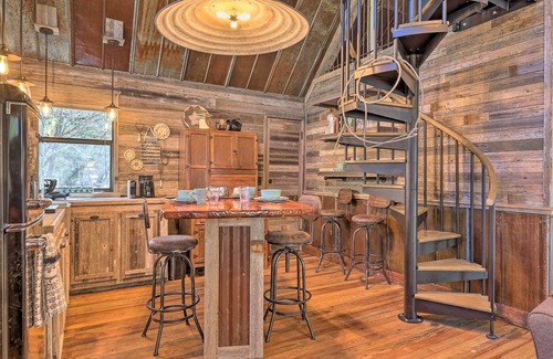 Wimberley Cabin | 'Horse Thief Inn' Cabin Retreat w/Deck & Hot Tub!