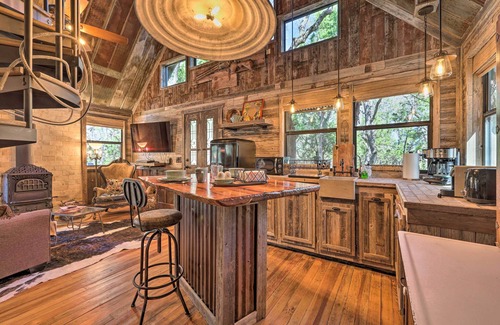 Wimberley Cabin | 'Horse Thief Inn' Cabin Retreat w/Deck & Hot Tub!