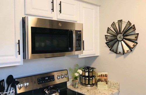 Drake House | HorsePower Theme! 2-Car Garage. 3 mi to I-65. Fire pit. Ping Pong. Family Games!