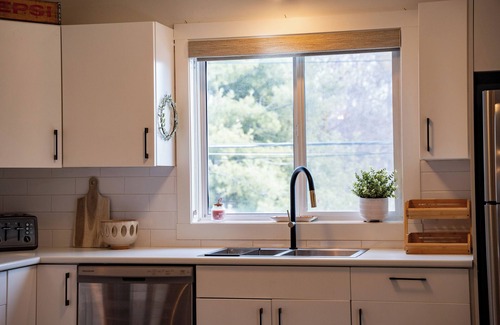 South Central Apartment | Hospital Walking distance/Pandosy Area/Close to Beach 2 bed/2 bath Carriage Home